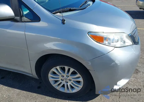 2014 Toyota Sienna Xle V6 8 Passenger z USA, uszkodzony, nr VIN 5TDYK3DC0ES486316